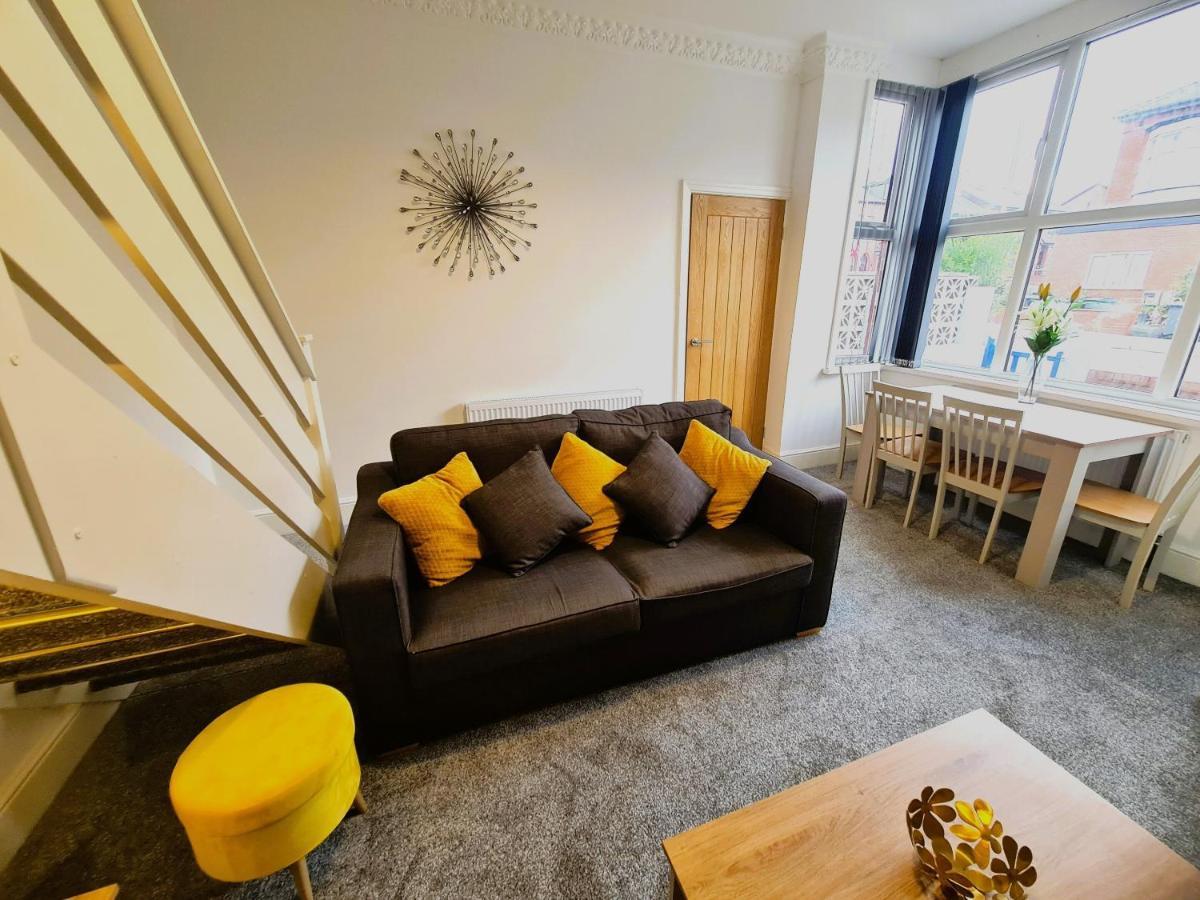 Tower Views 2 Bedroom House With Private Parking Blackpool Bagian luar foto
