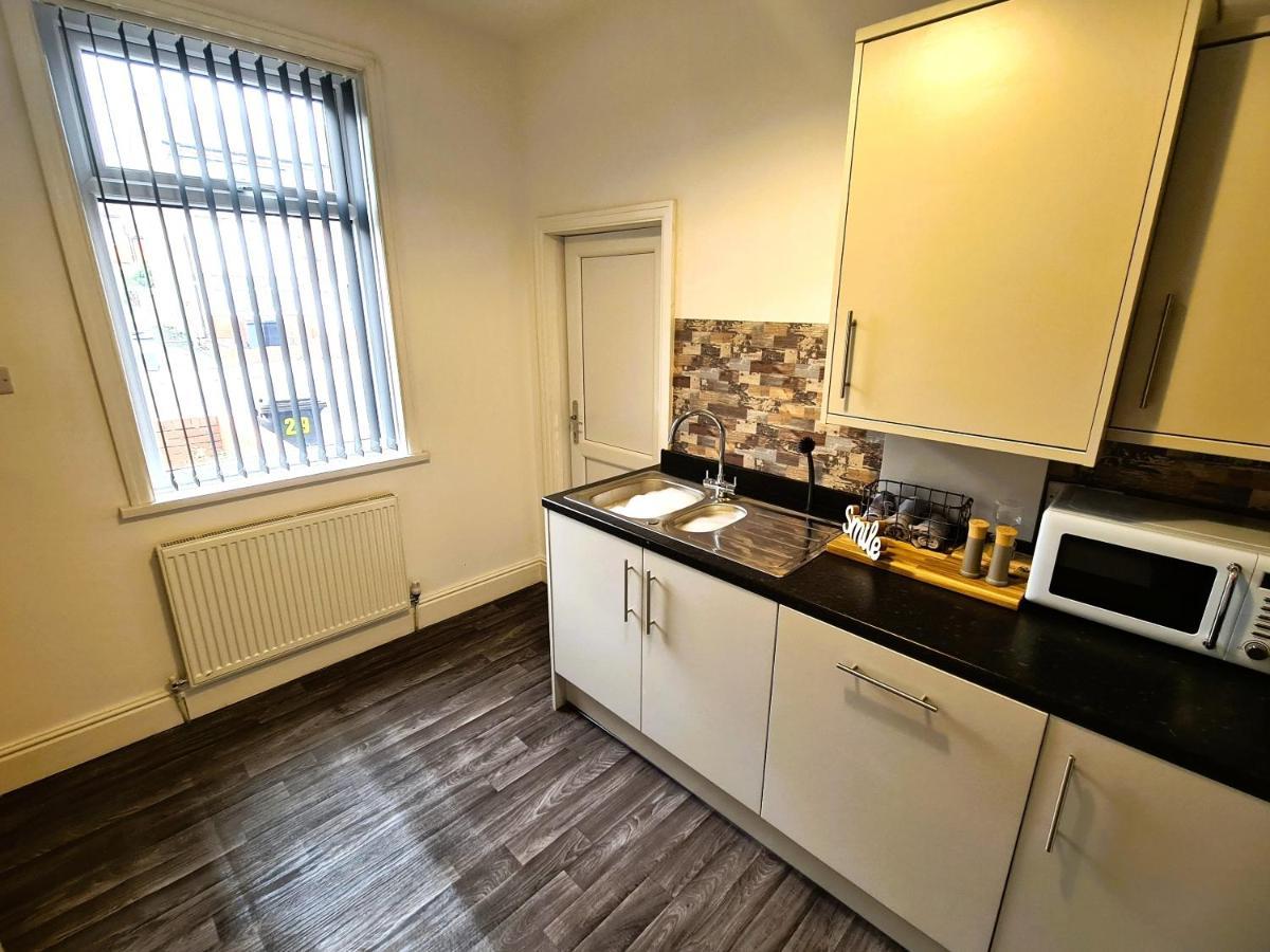Tower Views 2 Bedroom House With Private Parking Blackpool Bagian luar foto