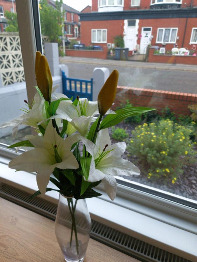 Tower Views 2 Bedroom House With Private Parking Blackpool Bagian luar foto