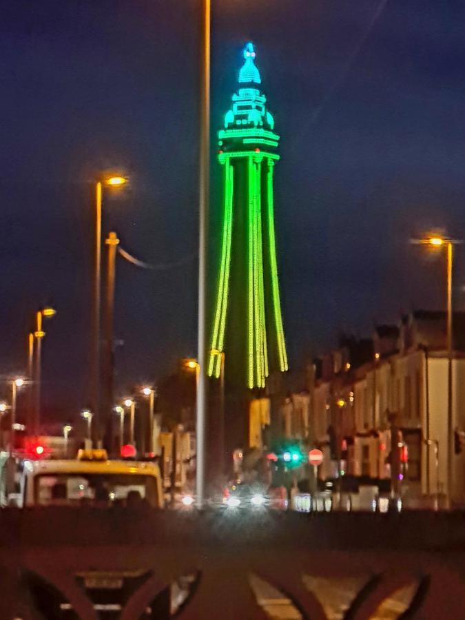 Tower Views 2 Bedroom House With Private Parking Blackpool Bagian luar foto