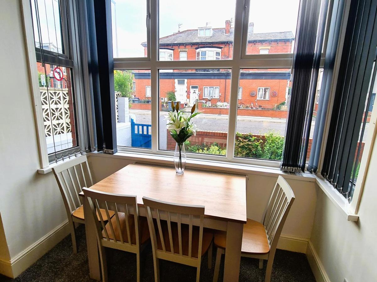 Tower Views 2 Bedroom House With Private Parking Blackpool Bagian luar foto