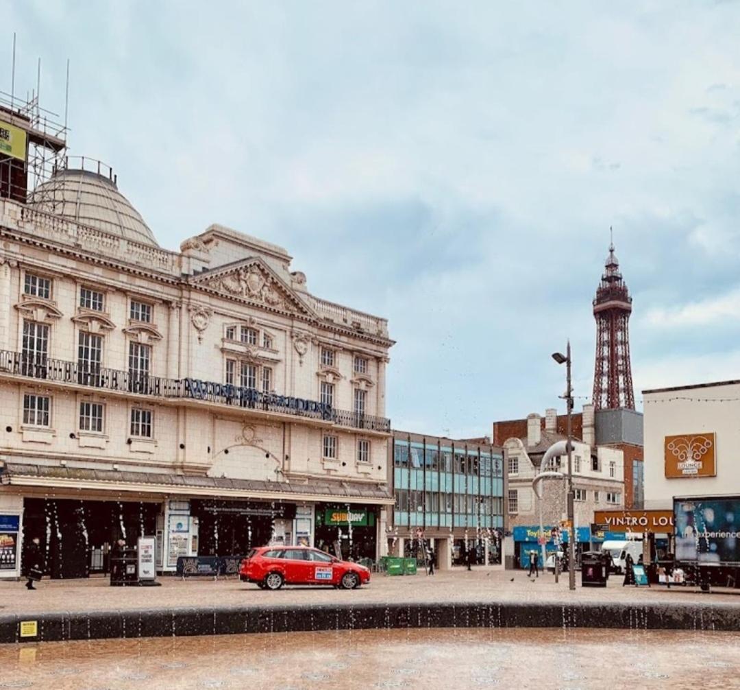 Tower Views 2 Bedroom House With Private Parking Blackpool Bagian luar foto